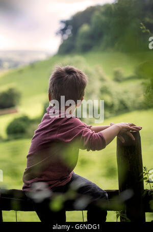 Ragazzo su un montante verticale in Cotswolds, GLOUCESTERSHIRE REGNO UNITO Foto Stock