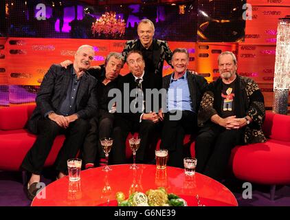 John Cleese, Terry Jones, Eric Idle, Graham Norton, Michael Palin e Terry Gilliam durante le riprese del New Year's Eve Graham Norton Show, presso i London Studios, a sud di Londra, in onda sulla BBC One il martedì sera. Foto Stock