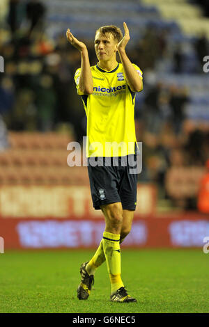 Daniel Burn di Birmingham City applaude i fan dopo il fischio finale Foto Stock