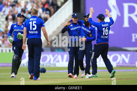 L'Inghilterra del Jason Roy (centro) celebra con Moeen Ali (seconda a destra) e Eoin Morga (destra) dopo la sua esecuzione fuori dello Sri Lanka di Kusal Perera durante il Royal London una giornata internazionale della serie a Edgbaston, Birmingham. Foto Stock