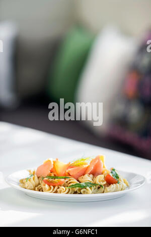 Semplice salmone affumicato il pomodoro e basilico e crema di erbe insalata di pasta Foto Stock