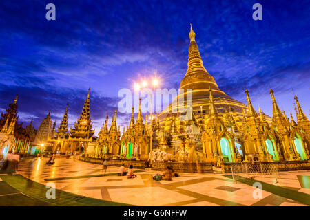 Shwedagon pagoda in Yangon, Myanmar. Foto Stock