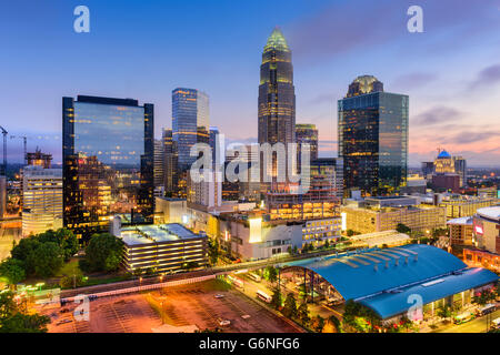 Charlotte, North Carolina, Stati Uniti d'America uptown cityscape al crepuscolo. Foto Stock