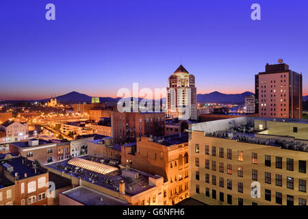 Roanoke, Virginia, Stati Uniti d'America skyline del centro all'alba. Foto Stock