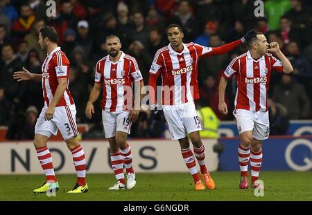 Charlie Adam di Stoke City (a destra) celebra il secondo punteggio delle sue squadre obiettivo del gioco insieme ai compagni di squadra Foto Stock