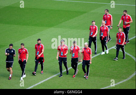 (Bancata anteriore, sinistra-destra) il Galles Chris Gunter, Joe Ledley, Gareth Bale, Andy King e Aaron Ramsey durante una sessione di formazione presso il Parc de Princes, Parigi. Foto Stock