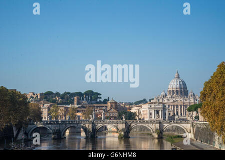 La Basilica di San Pietro / Vatican, ponte Sant'Angelo e il Tevere visto dal Ponte Umberto Foto Stock