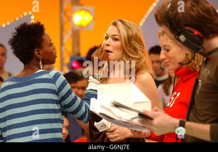 La cantante Leann Rimes durante la sua apparizione su MTV's TRL UK, presso gli MTV Studios di Camden, a nord di Londra mercoledì 28 gennaio 2004. La 21 anni sta rilasciando il suo album Greatest Hits. Foto Stock