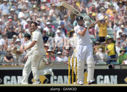 Il Joe Root (a destra) dell'Inghilterra chiede una revisione dopo essere stato catturato fuori dal bowling di Mitchell Johnson dell'Australia (seconda sinistra) durante il giorno quattro del terzo test al WACA Ground, Perth, Australia. Foto Stock