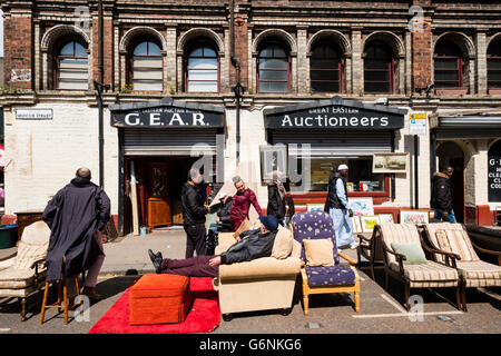 Esterno della seconda mano negozio di arredamento a Barras mercato Gallowgate Glasgow, Regno Unito Foto Stock