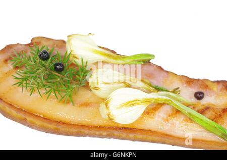 Pancetta fritta con la cipolla e il ginepro nel piatto Foto Stock