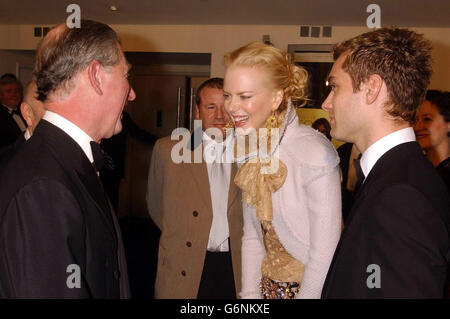 Il Principe del Galles saluta Nicole Kidman e Jude Law mentre arriva per la Royal European Charity Premiere della Cold Mountain di Anthony Minghella all'Odeon Leicester Square nel centro di Londra . Cold Mountain è ambientato durante la guerra civile americana e Jude Law è protagonista di Inman, un soldato confederato ferito che lotta per tornare a casa per l'amante Ada, interpretato da Nicole Kidman. Foto Stock