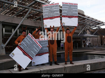 Le organizzazioni per la gioventù presente xmas card al Parlamento europeo Foto Stock