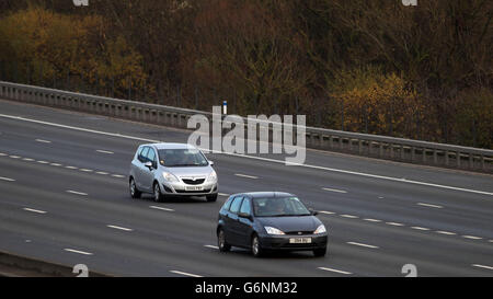 Le auto viaggiano lungo la M25 vicino all'aeroporto di Heathrow, Londra. Foto Stock