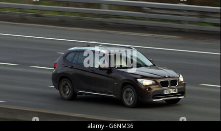 Le auto viaggiano lungo la M25 vicino all'aeroporto di Heathrow, Londra. Foto Stock