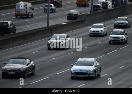 Stock di auto. Le auto viaggiano lungo la M25 vicino all'aeroporto di Heathrow, Londra. Foto Stock