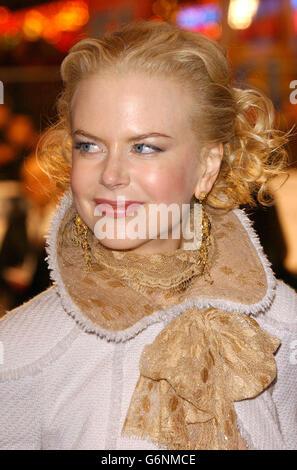 Nicole Kidman arriva per la Royal European Charity Premiere della Cold Mountain di Anthony Minghella all'Odeon Leicester Square nel centro di Londra. Cold Mountain è ambientato durante la guerra civile americana e Jude Law è protagonista di Inman, un soldato confederato ferito che lotta per tornare a casa per l'amante Ada, interpretato da Nicole Kidman. Foto Stock