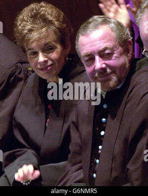 L'acclamato fiddler Aly Bain (a destra) e il cosgrove di destra di Hon Lady durante una cerimonia alla St Andrews University a Fife, dove entrambi hanno ricevuto i gradi onorari. Foto Stock