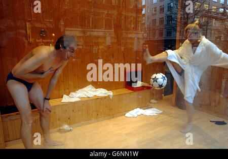 I look-alikes del primo ministro Tony Blair e dell'Inghilterra (L-R) e della star del Real Madrid David Beckham prendono parte a uno spettacolo dal vivo diretto dal pluripremiato artista Alison Jackson, nella finestra di Selfridges, Oxford Street, nel centro di Londra. La finestra celebra la pubblicazione del primo libro privato di Jackson, al prezzo di 14.99. Foto Stock