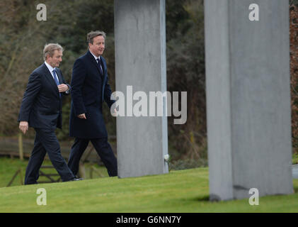 Il primo ministro David Cameron e il primo ministro irlandese Taoiseach Enda Kenny si sono recati a Mesen, in Belgio, nel "Parco della pace dell'isola d'Irlanda", dove hanno messo in guerra le truppe per celebrare la morte dei soldati irlandesi durante la prima guerra mondiale a Heuvelland, in Belgio; Dove hanno annunciato &Acirc;&Pound;5 milioni per la conservazione delle tombe di guerra nel Regno Unito e in Europa. Foto Stock