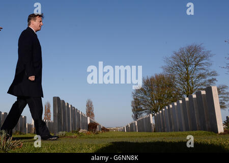 Il primo ministro David Cameron visita il cimitero di guerra di Tyne Cot nei pressi di Paschendelle, in Belgio, dove lui e il primo ministro irlandese Taoiseach Enda Kenny hanno guardato le tombe di guerra dei soldati irlandesi e britannici morti durante la guerra. Foto Stock