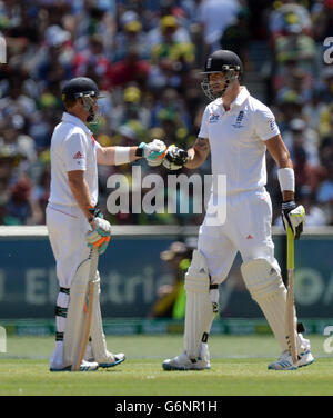 Inglese di Ian Bell (a sinistra) e Kevin Pietersen (a destra) durante il primo giorno del quarto test al MCG di Melbourne, Australia. Foto Stock