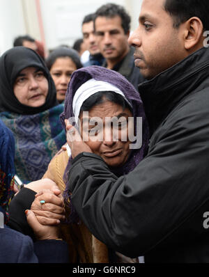 Fatima Khan, madre del dottor Abbas Khan 32, morto mentre era detenuto in Siria, è confortato da suo figlio ad un servizio per il medico britannico alla moschea Regent's Park nel centro di Londra. Foto Stock