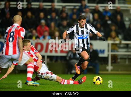 Calcio - Barclays Premier League - Newcastle United / Stoke City - St James' Park. L'Hatem ben Arfa (a destra) di Newcastle United entra nel Ryan Shawcross di Stoke City prima di fare un colpo sul traguardo Foto Stock