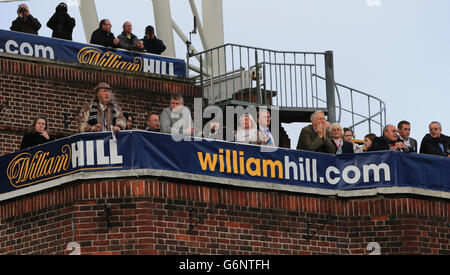 Corse di cavalli - Festival invernale di William Hill 2013 - giorno uno - Ippodromo di Kempton Park. John McCririck (prima fila, seconda a sinistra) che guarda le corse al Kempton Park durante il William Hill Winter Festival 2013 Foto Stock