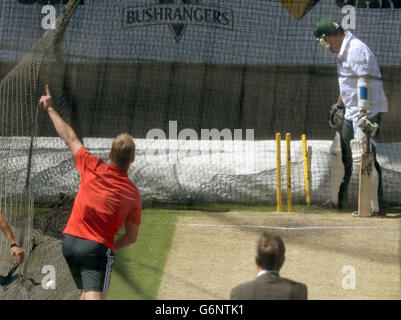 Piers Morgan affronta Brett Lee nelle reti durante il secondo giorno del quarto test al MCG di Melbourne, Australia. Foto Stock