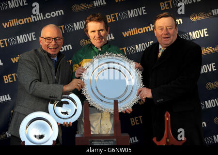 Il formatore Nicky Henderson (a destra) e il fantino AP McCoy (al centro) celebrano la vittoria dell'ostacolo di Natale williamhill.com con My Tent o il vostro Foto Stock