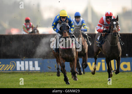 Annacotty guidato dal fantino Ian Popham salta l'ultimo sulla strada per vincere la Kauto Star Novices' Chase (in memoria di Nigel Clark) (ex la Feltham Novices' Chase) Foto Stock