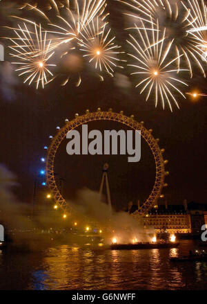 I fuochi d'artificio esplodono sopra il London Eye per segnare l'arrivo nel Regno Unito del 2004. Foto Stock