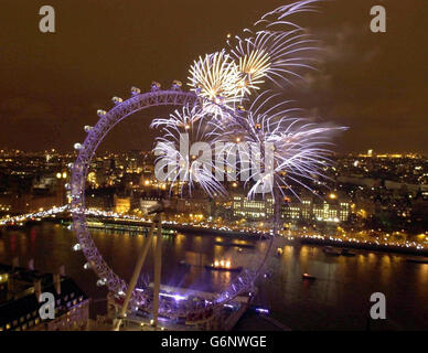 I fuochi d'artificio esplodono sopra il London Eye per segnare l'arrivo nel Regno Unito del 2004. Foto Stock