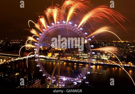 New Year London Fireworks. I fuochi d'artificio esplodono sopra il London Eye per segnare l'arrivo nel Regno Unito di 2004. Foto Stock