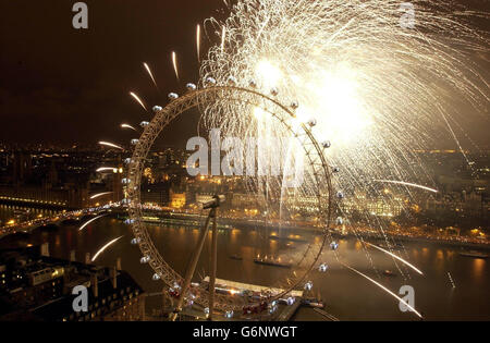 New Year London Fireworks. I fuochi d'artificio esplodono sopra il London Eye per segnare l'arrivo nel Regno Unito di 2004. Foto Stock