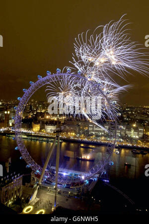 I fuochi d'artificio esplodono sopra il London Eye per segnare l'arrivo nel Regno Unito del 2004. Foto Stock