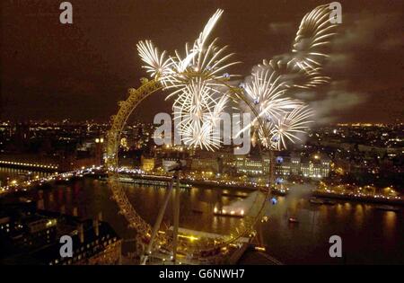 I fuochi d'artificio esplodono sopra il London Eye per segnare l'arrivo nel Regno Unito del 2004. Foto Stock