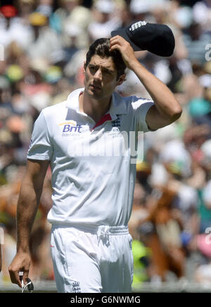 L'inglese Alastair Cook reagisce dopo la sconfitta dell'Inghilterra durante il quarto giorno del quarto test al MCG di Melbourne, Australia. Foto Stock