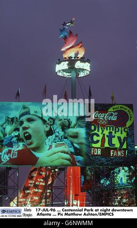 Anteprima olimpica. 17-LUG-96. Centennial Park di notte nel centro di Atlanta Foto Stock