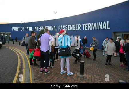 I passeggeri si radunano all'esterno del terminal passeggeri internazionale del porto di Tyne al porto dei traghetti di Newcastle dopo lo sbarco dal traghetto DFDS Seaways King Seaways, in quanto due uomini sono stati arrestati dopo un incendio a bordo del traghetto hanno innescato un salvataggio di emergenza e lo hanno costretto a tornare a Newcastle. Foto Stock