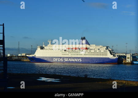 Il traghetto DFDS Seaways King Seaways, ormeggiato al porto di Tyne International Passenger Terminal al porto dei traghetti di Newcastle, due uomini sono stati arrestati dopo un incendio a bordo del traghetto ha innescato un salvataggio di emergenza e lo ha costretto a tornare a Newcastle. Foto Stock