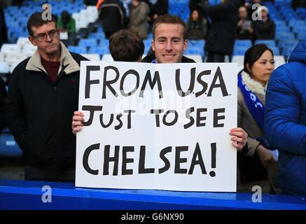 Calcio - Barclays Premier League - Chelsea / Liverpool - Stamford Bridge. Un ventilatore tiene un cartello negli stand che dice 'dagli Stati Uniti solo per vedere Chelsea' Foto Stock