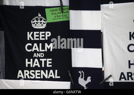 Calcio - Barclays Premier League - Tottenham Hotspur v Stoke City - White Hart Lane. T-shirt in vendita all'esterno di White Hart Lane Foto Stock