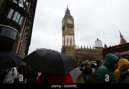 Il Big ben raggiunge le 12:00 a Westminster, davanti alla mostra di fuochi d'artificio di Capodanno, nel centro di Londra. Foto Stock