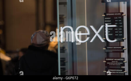 Shopping stock. Un negozio successivo su Oxford Street nel centro di Londra. Foto Stock