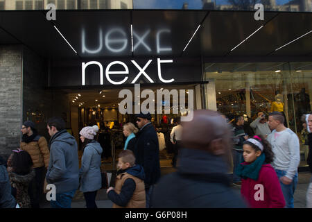 Shopping stock. Un negozio successivo su Oxford Street nel centro di Londra. Foto Stock