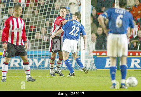 Lo skipper del Southampton FC Jason Dodd e Paul Dickov del Leicester City FC si piazzano l'uno verso l'altro in un secondo incidente di metà apparentemente inosservato essere arbitro Howard Webb, durante la loro partita Barclaycard Premiership presso Friends Provident St., Mary's Stadium, Southampton. Foto Stock