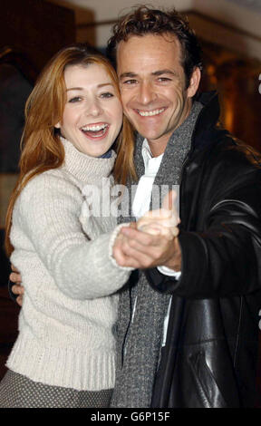 Gli attori Alyson Hannigan e Luke Perry posano per i fotografi durante una fotocellula e un lancio stampa per il loro nuovo adattamento di scena del film comico romantico del 1989 quando Harry ha incontrato Sally fuori dal Theatre Royal nel Hatmarket di Londra. La rappresentazione si apre a teatro il 20 gennaio. Foto Stock