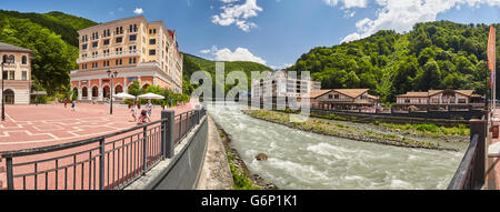 Russia, Sochi, 21 Giugno 2016: la ski resort alpino Rosa Khutor in Estate Krasnaya Polyana, cielo blu, funivia, ski-lift Foto Stock